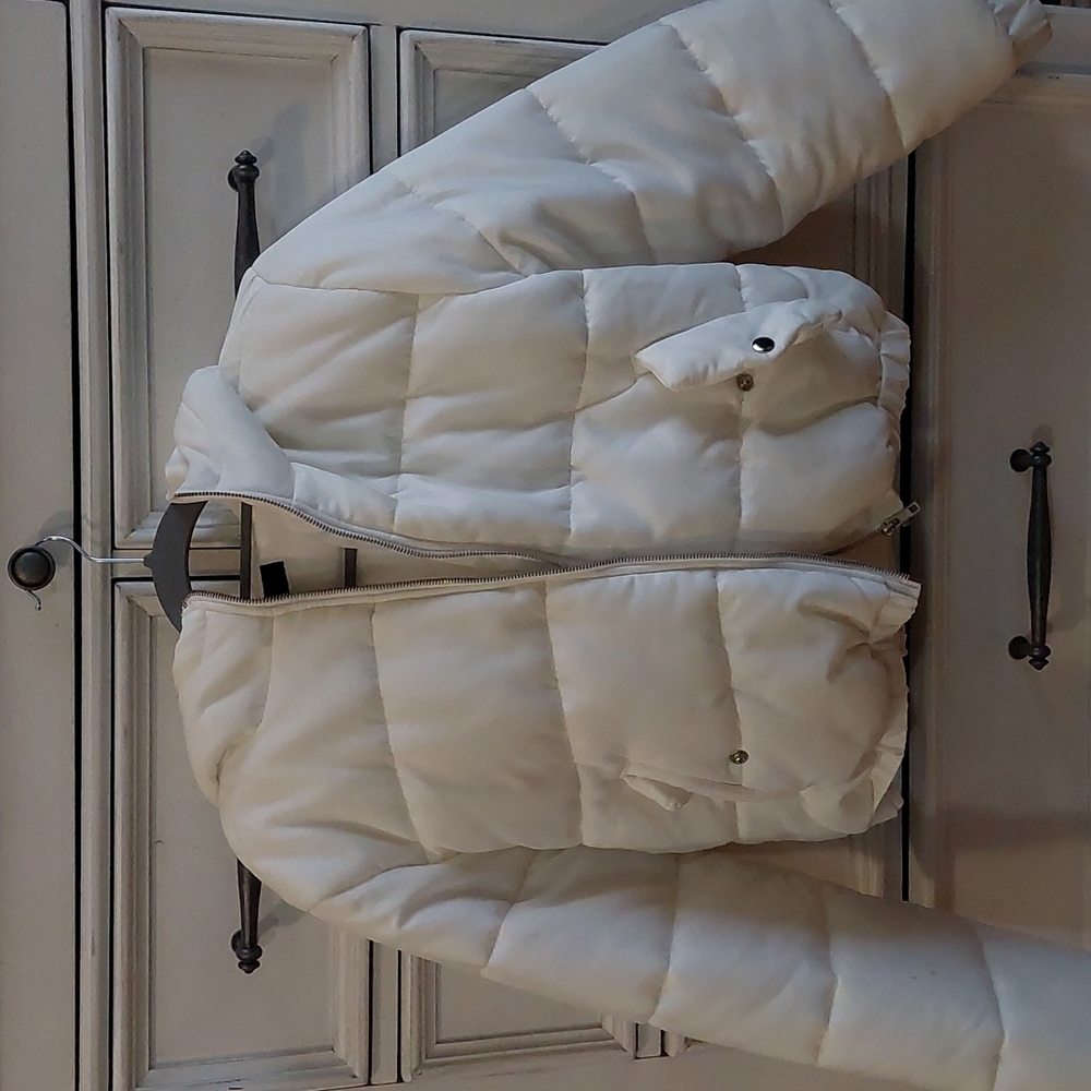 White  Puffer coat - Picture 10 of 11